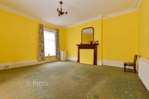 3 bed property, in High Street, £90,000