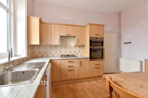 3 bed property, in High Street, £110,000