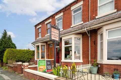 1 bed property, in Clover Road, £130,000