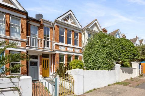3 bed property, in Freshfield Road, £595,000