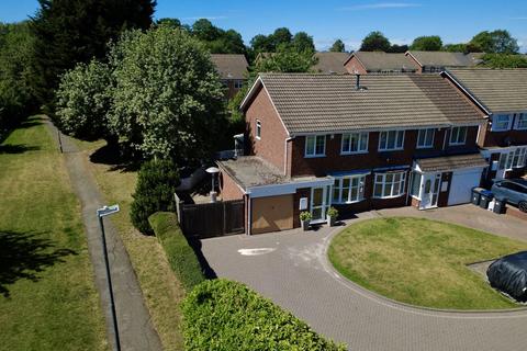 3 bed property, in Moreland Croft, £350,000