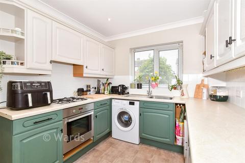 3 bed property, in Pembroke Road, £425,000