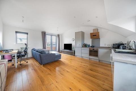 1 bed property, in Courtlands, £215,000