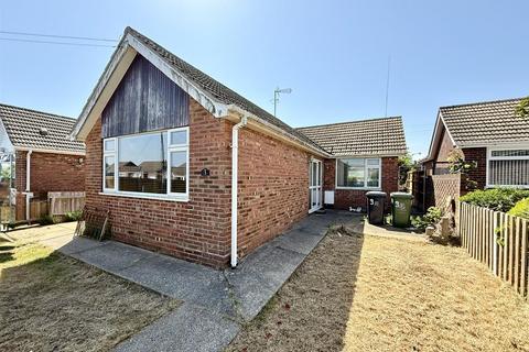 2 bed property, in Arnold Avenue, £195,000