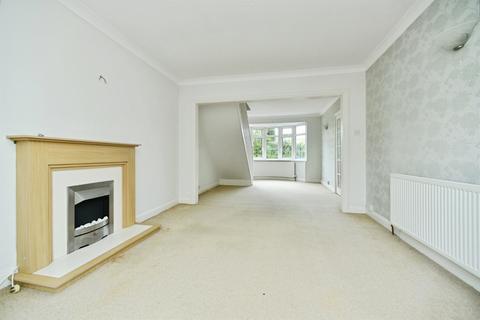 4 bed property, in Larkfield Way, £575,000