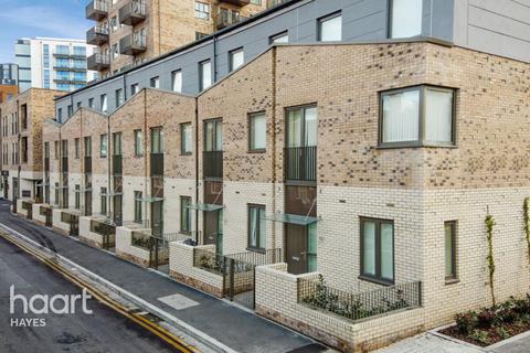 1 bed property, in Blyth Road, £300,000
