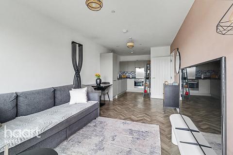 1 bed property, in Blyth Road, £300,000