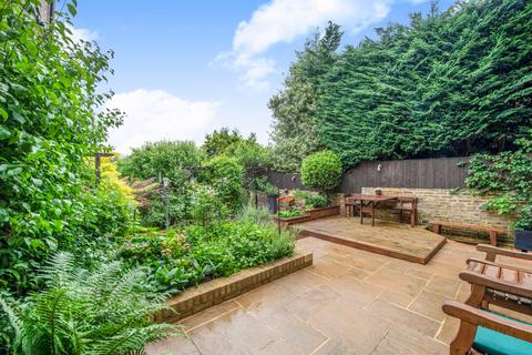 2 bed property, in Crane Court, £675,000