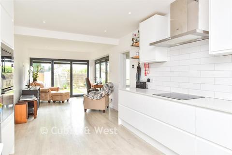 3 bed property, in Sunnydale Close, £475,000