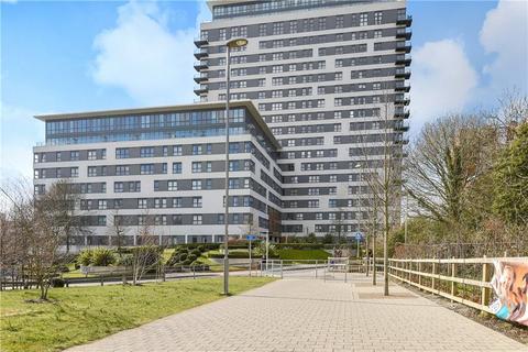 1 bed property, in Skyline Plaza, £160,000