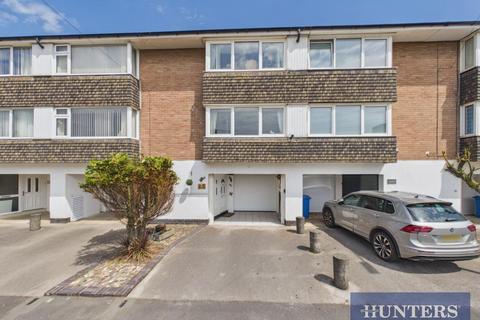 2 bed property, in Shaftesbury Road, £210,000