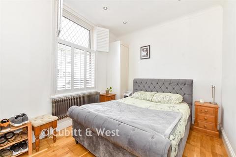 1 bed property, in Wimbledon Park Road, £165,000