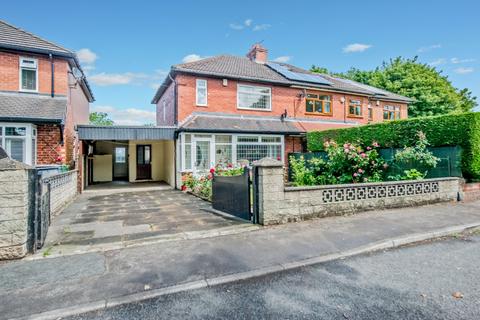 3 bed property, in Moorlands Road, £240,000