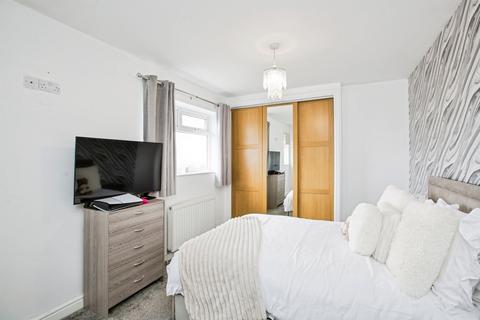 2 bed property, in Whitehill Road, £170,000