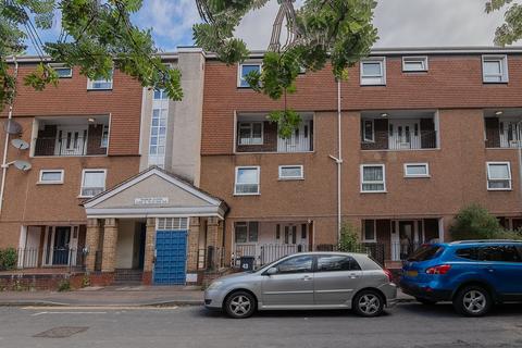 2 bed property, in Taurus Close, £160,000