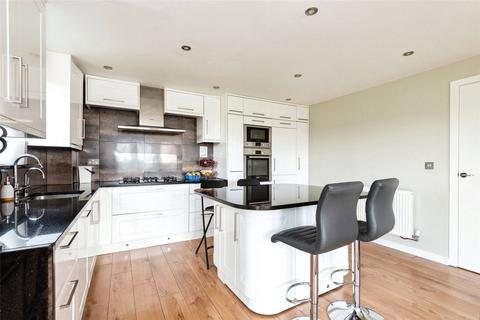 2 bed property, in Park View Road, £230,000