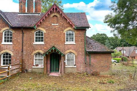 2 bed property, in 315 Shipbourne Road, £185,000