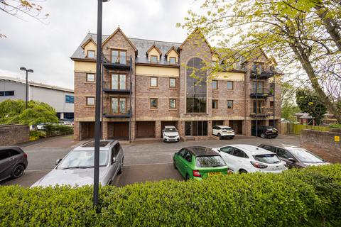 2 bed property, in Reiver Court, £140,000
