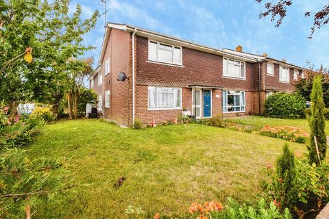 2 bed property, in Cedar Avenue, £230,000