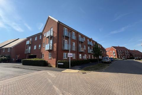 2 bed property, in Santa Cruz Avenue, £195,000