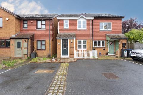 2 bed property, in Brandon Way, £260,000