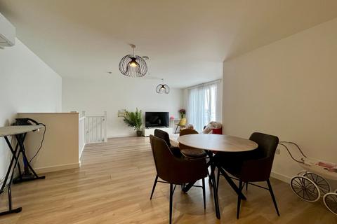 2 bed property, in Broadway, £240,000