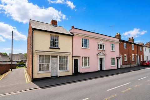 5 bed property, in Hythe Hill, £350,000