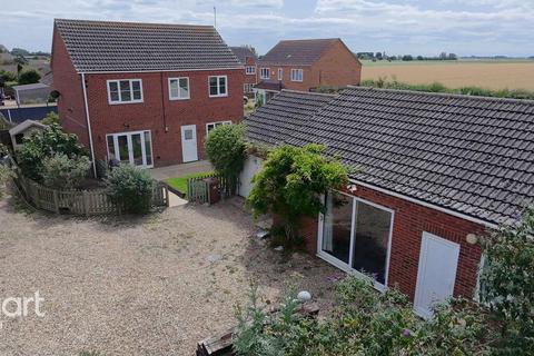 4 bed property, in Charlemont Drive, £240,000