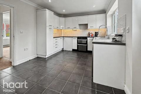 4 bed property, in Charlemont Drive, £240,000