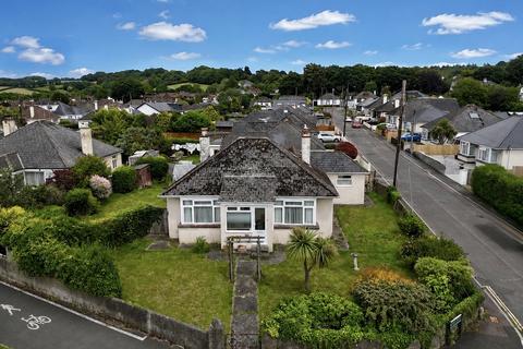 2 bed property, in Exeter Road, £285,000