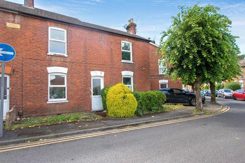 2 bed property, in Danvers Road, £350,000