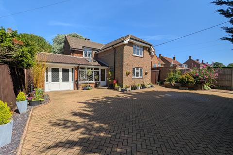 4 bed property, in Blackwater, £500,000