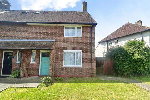 2 bed property, in Manor Road, £320,000