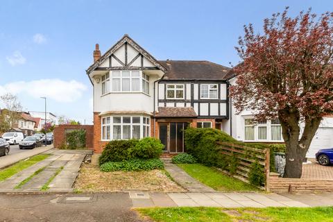 4 bed property, in Lansdowne Road, £700,000