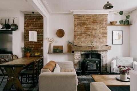 4 bed property, in Grotto Hill, £490,000