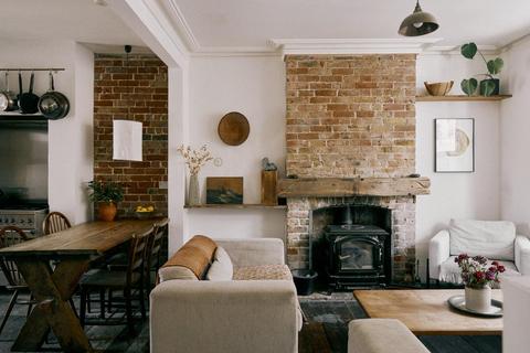 4 bed property, in Grotto Hill, £490,000