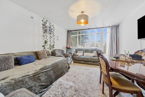 2 bed property, in Glanville Road, £450,000