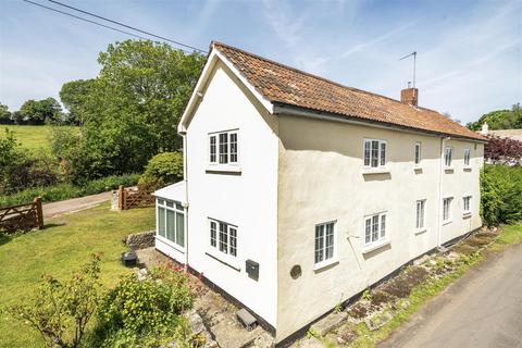 4 bed property, in Ham, £475,000