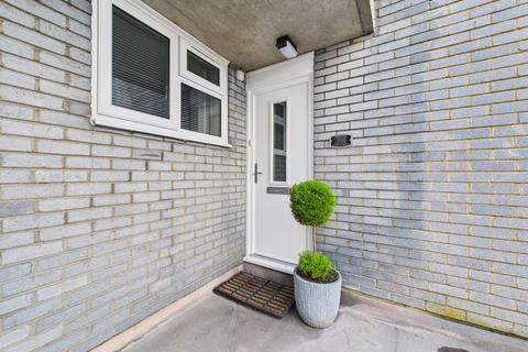 2 bed property, in Chaldon Road, £250,000