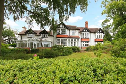 7 bed property, in "Boningale Manor", £725,000