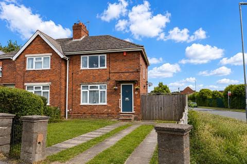 2 bed property, in Oak Crescent, £200,000