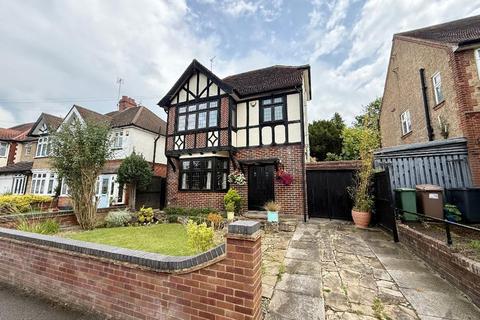 3 bed property, in Elmwood Crescent, £625,000