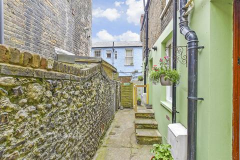 2 bed property, in East Cliff, £160,000