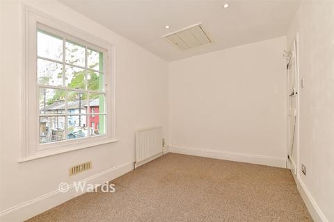 2 bed property, in East Cliff, £160,000