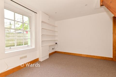 2 bed property, in East Cliff, £160,000