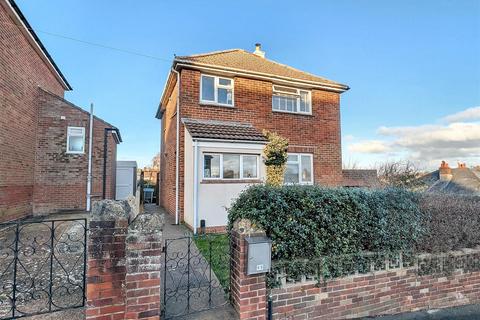 3 bed property, in Longmead Road, £265,000