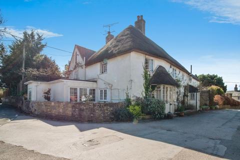 4 bed property, in East Hill, £700,000