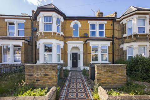 2 bed property, in Forest Drive East, £465,000