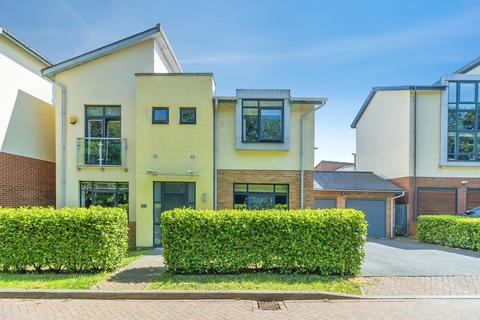 5 bed property, in Shelsley Avenue, £650,000