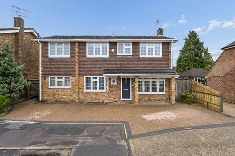 4 bed property, in Denham Walk, £900,000